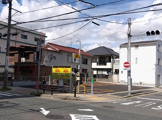 猫洞通駐車場